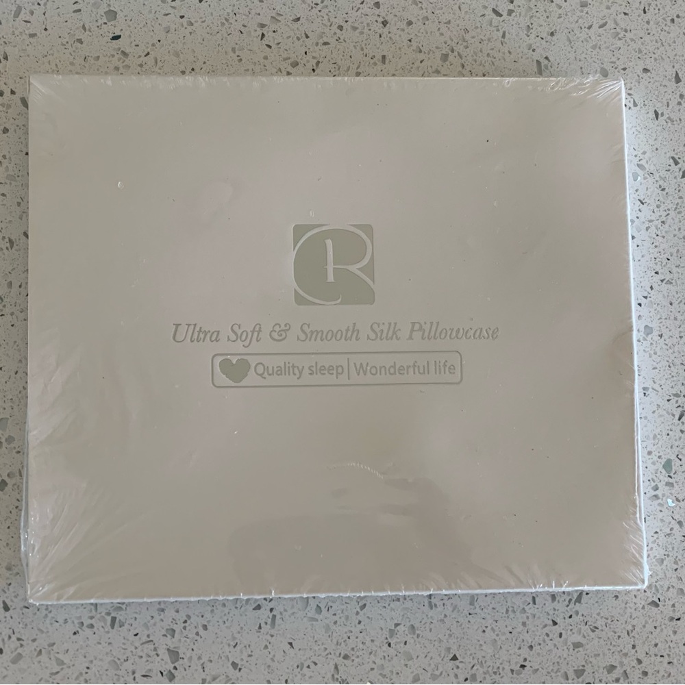 Luxury Silver Silk Pillowcase by Ravmix - Picture 2 of 8